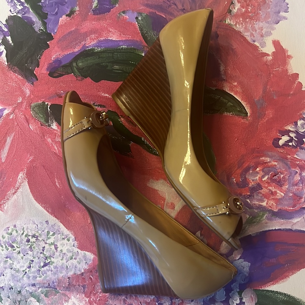 Adorable wooden wedge! - Picture 3 of 5